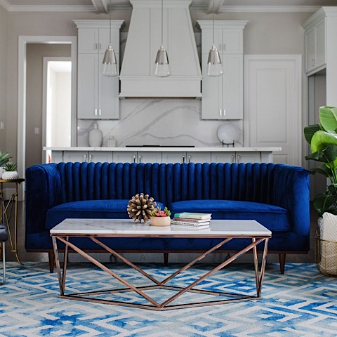 sofa dengan warna biru klasik yang terkesan elegant
