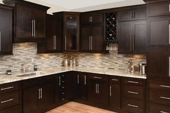 Dapur Kayu Tetap Fungsional dengan Kitchen Set Semarang